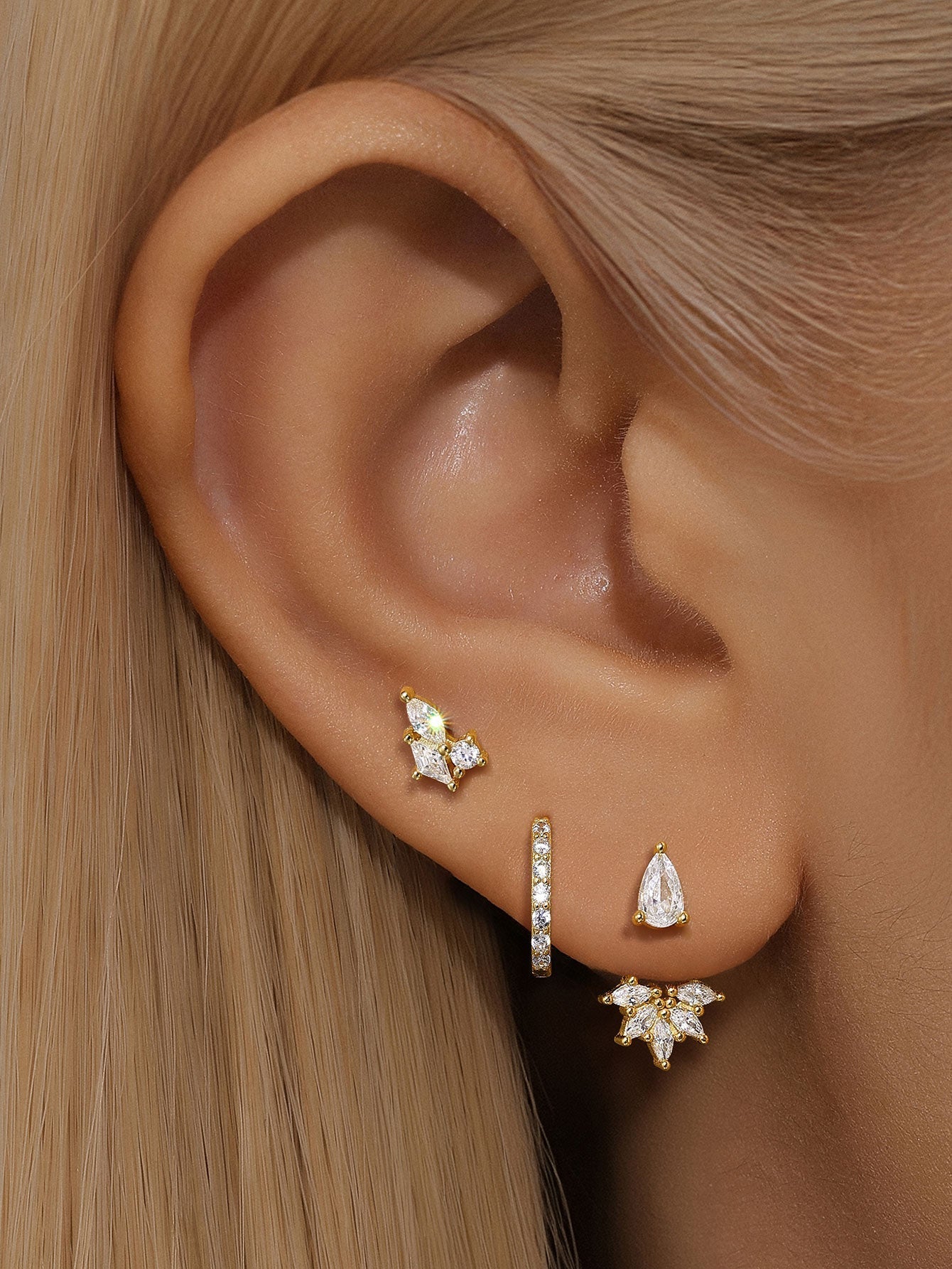 Magda – Tunna guldörhängen med mjukt, glittrande finish.