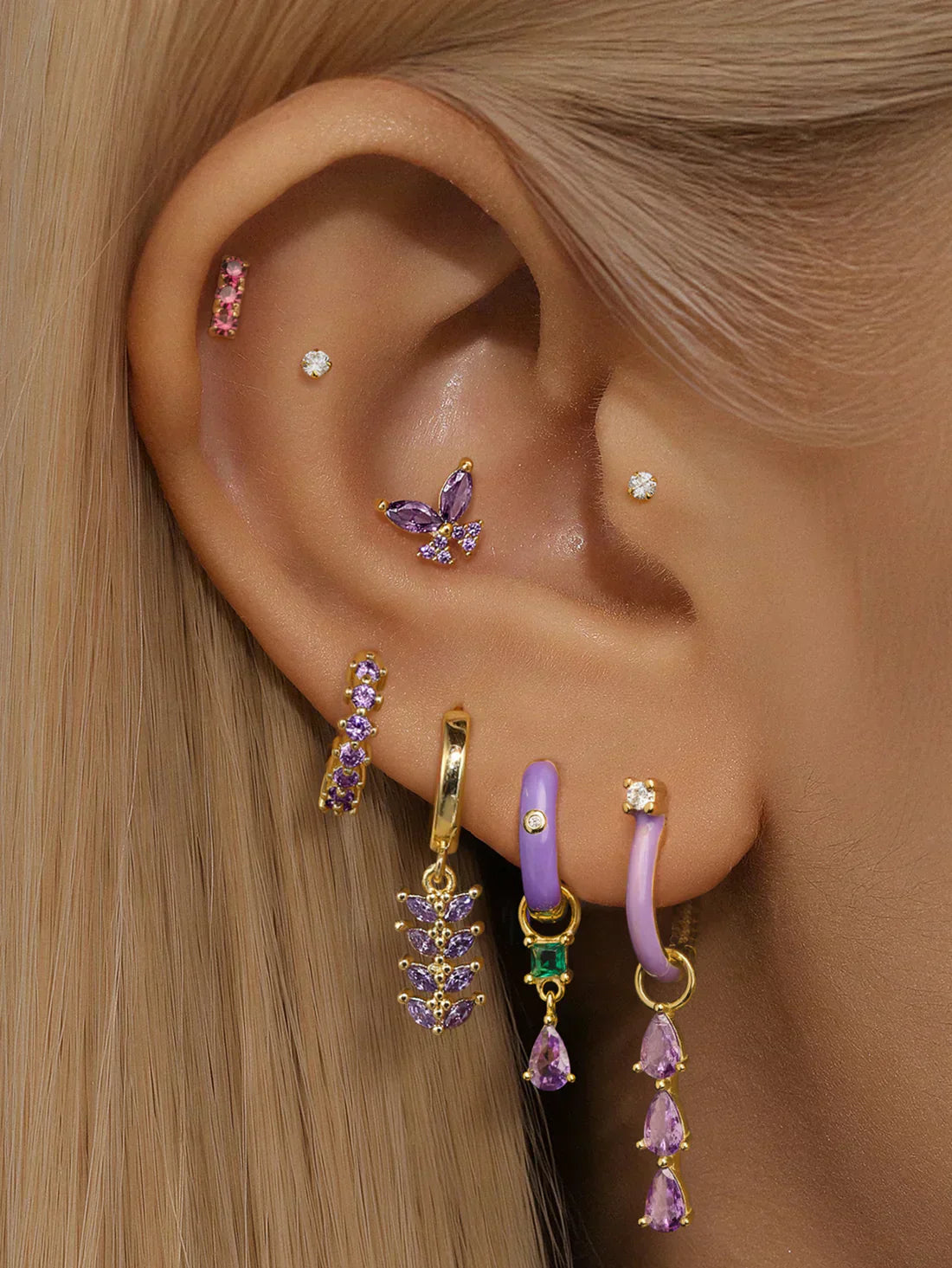 Isabella – Tunna guldsmycken i geometrisk form.