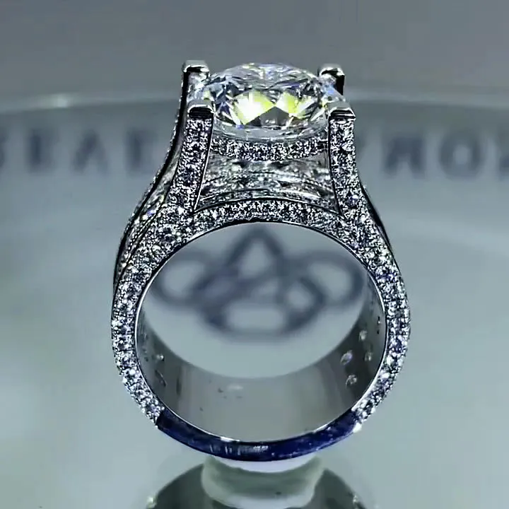 Jasmin – Ring med en exceptionellt glänsande diamant i vintage-ram