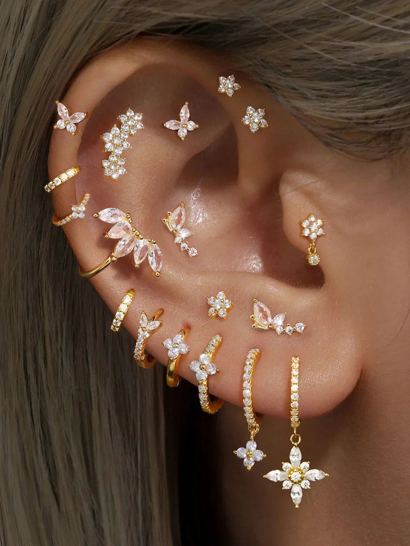 Eva-Mari – Tunna guldörhängen med flytande form.