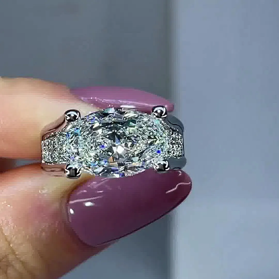 Victoria – Glittrande ring med sidodetaljer.