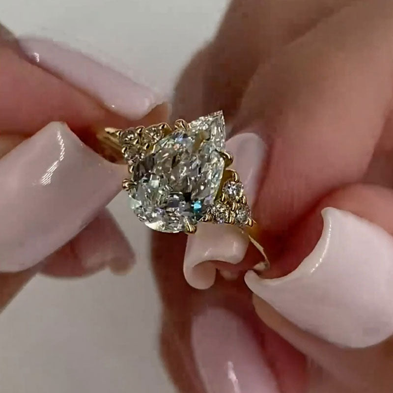 Klarissa – Ring med diamant i droppform med gyllene finish.