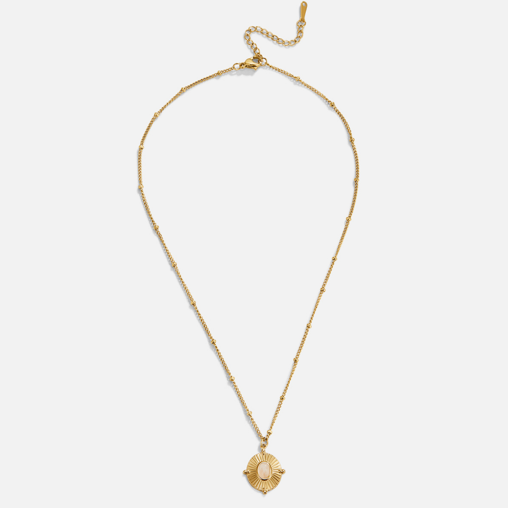 Annika – Tunn guldhalsband med fyrkantig hängande detalj.