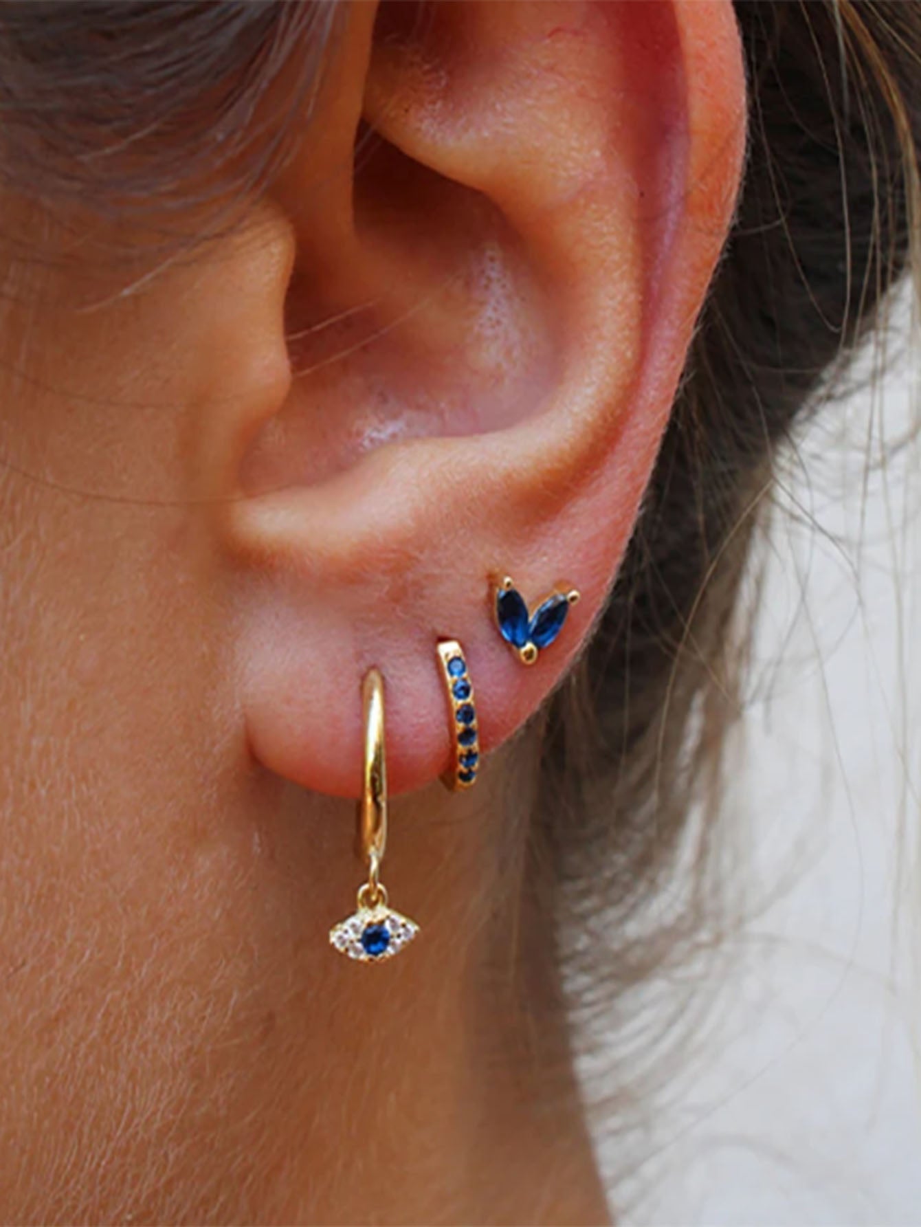 Leandra – Guldörhängen med sofistikerad form.