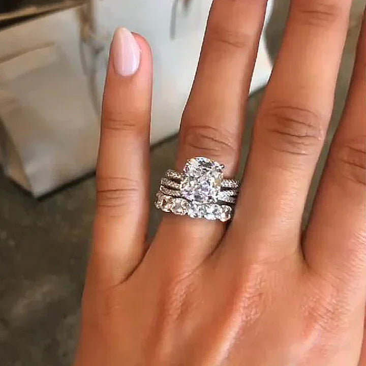 Iris – Ring med diamant och oval sten.