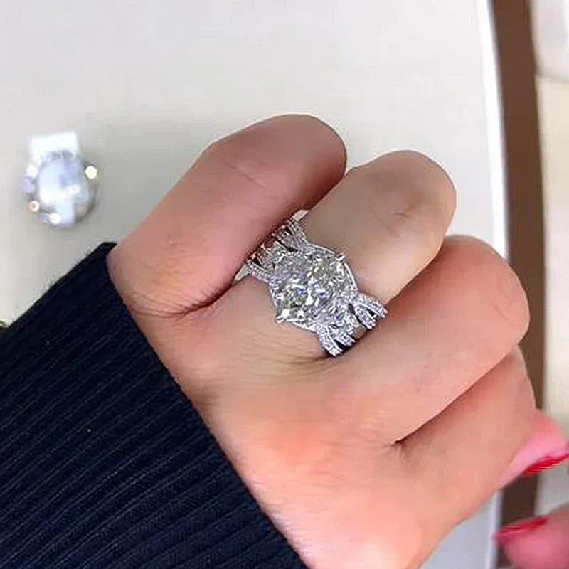 Emilia – Ring med en strålande diamant och rektangulär slipning.