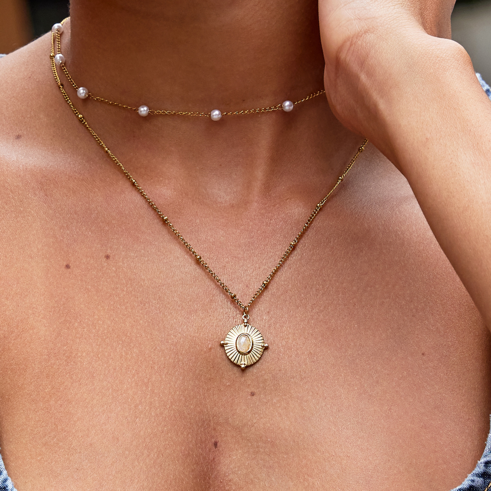 Annika – Tunn guldhalsband med fyrkantig hängande detalj.