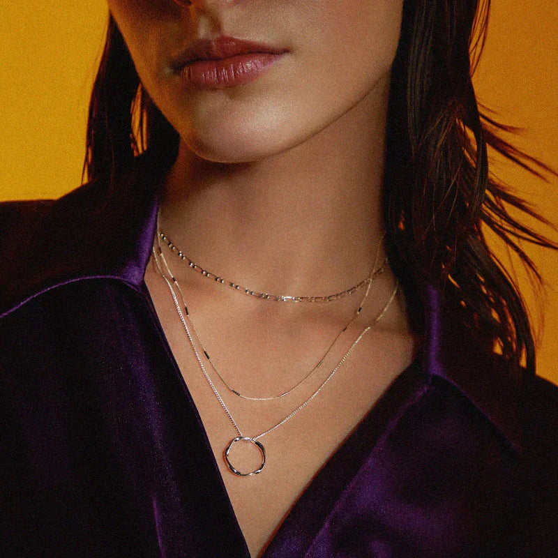 Tre-radigt öppet halsband