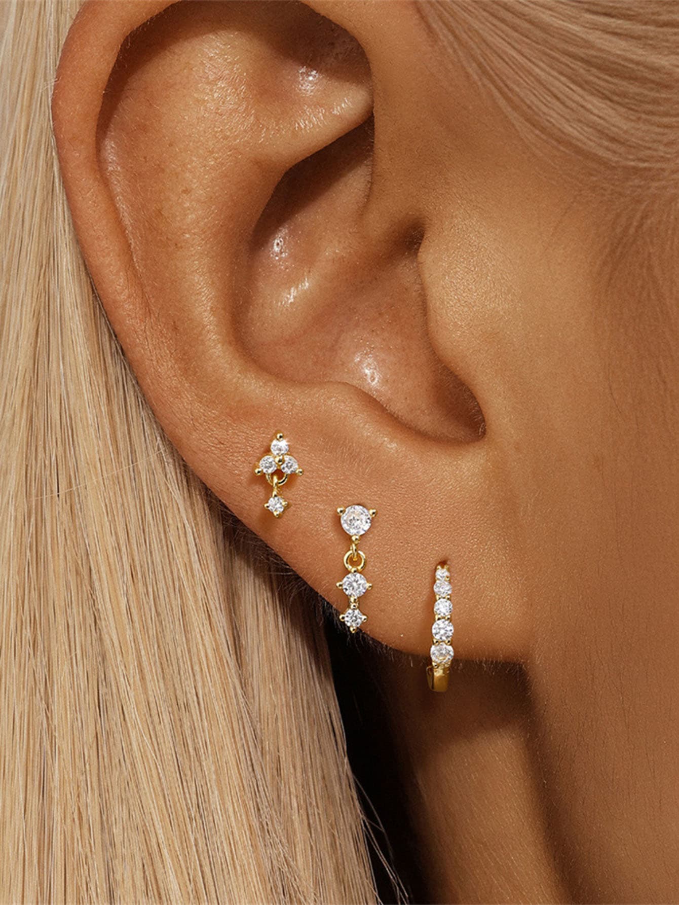 Eva – Örhängen i guld med enkel glans