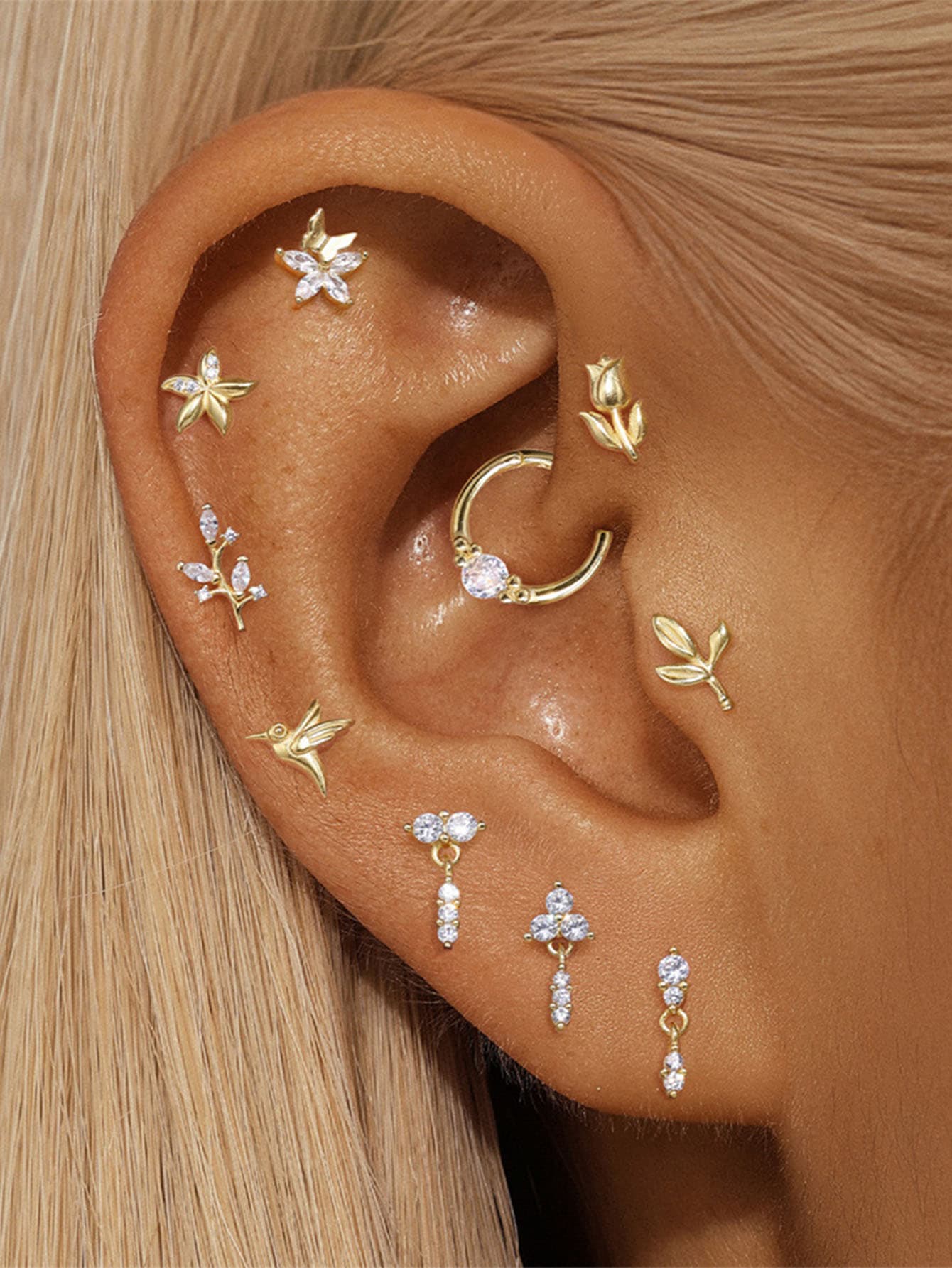 Elisa – Guldörhängen med geometrisk betoning.