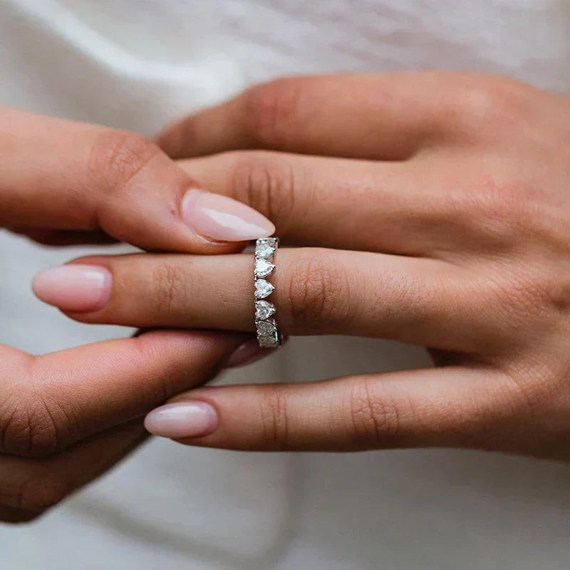 Fiona – Diamantring med en tunn, glittrande kant.