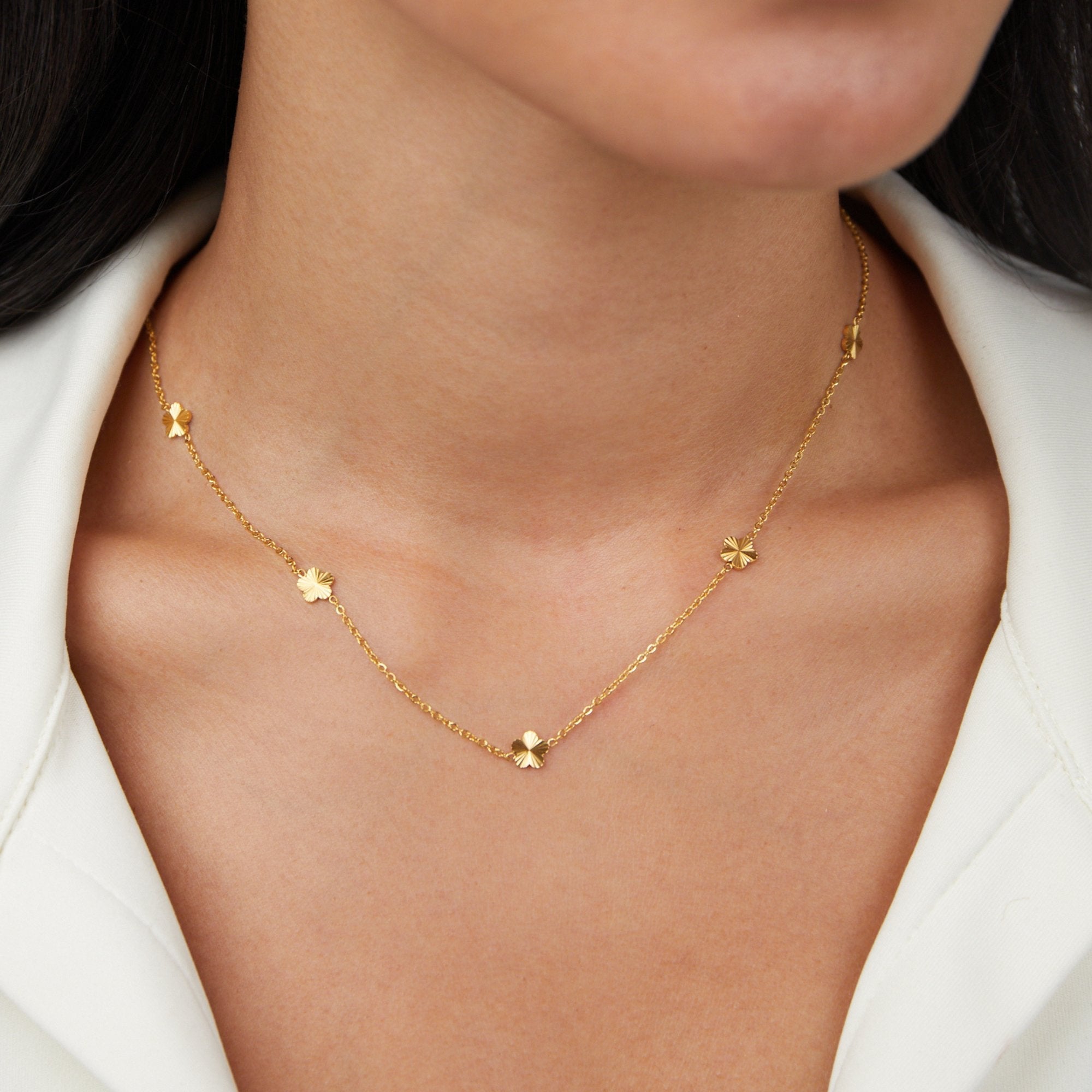 Kathrin – Halsband med fina färgglada detaljer.