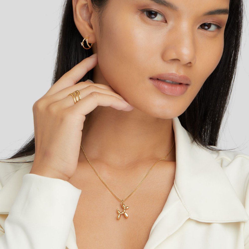 Nora – Glittrande halsband med hängande fjäril.