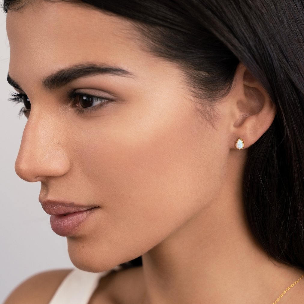 Melina – Små guldörhängen med en fin urgröpning.