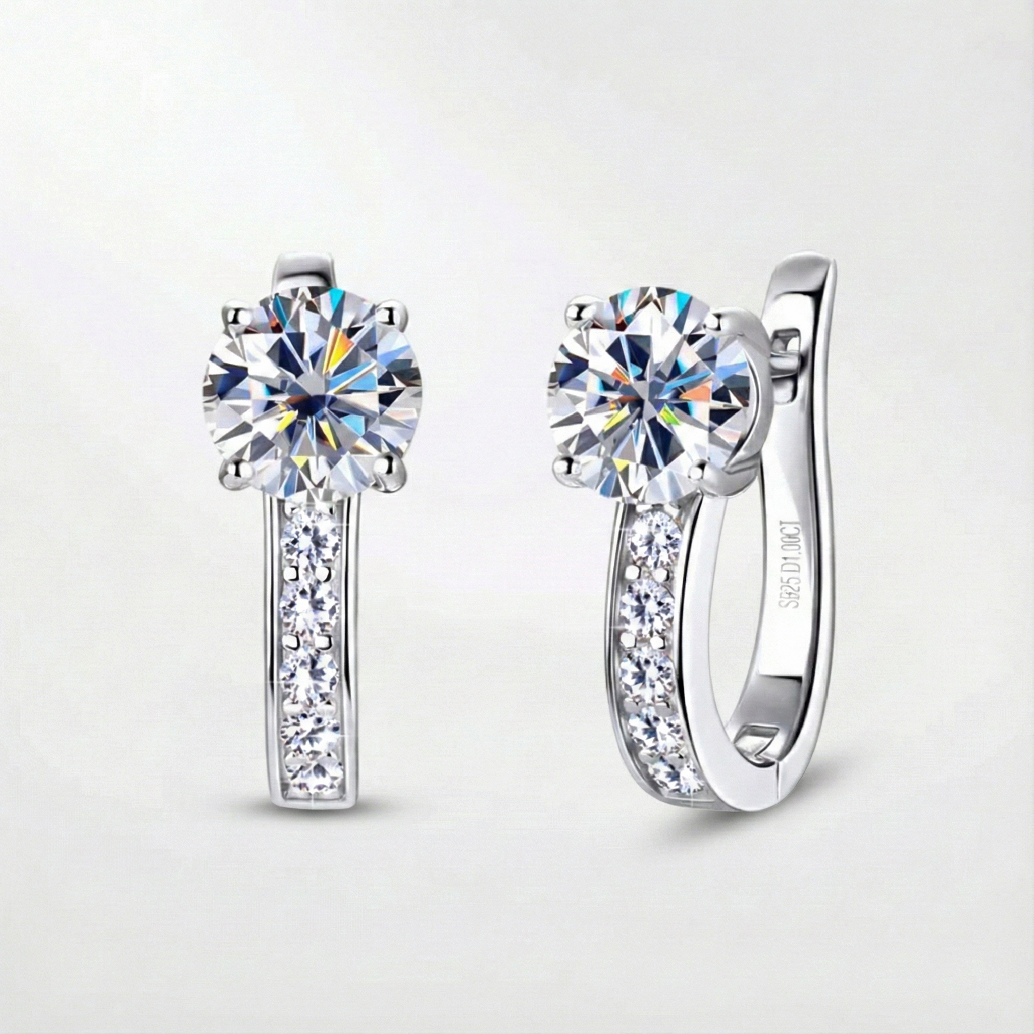 Huggie örhängen från Moissanite Kanal