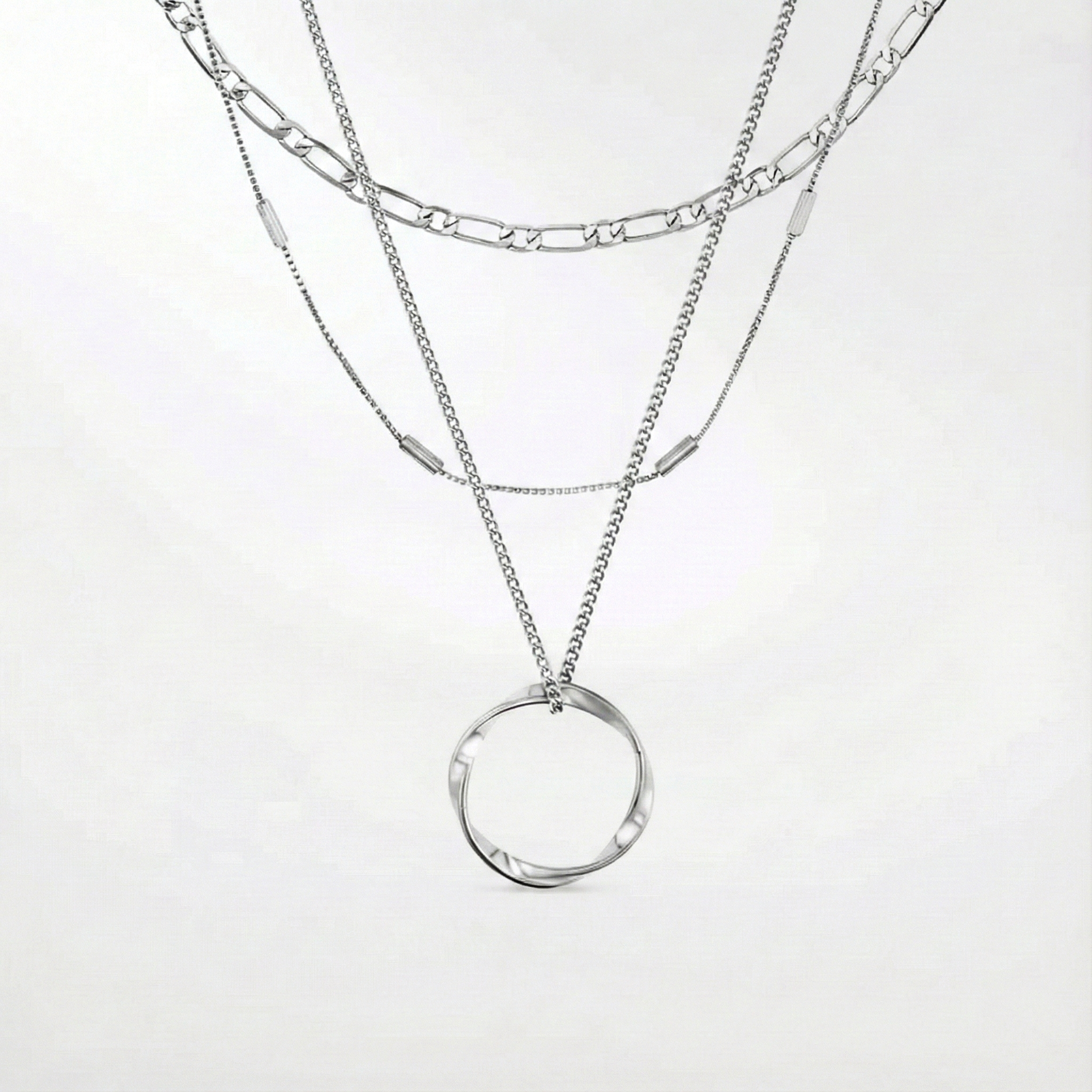 Tre-radigt öppet halsband