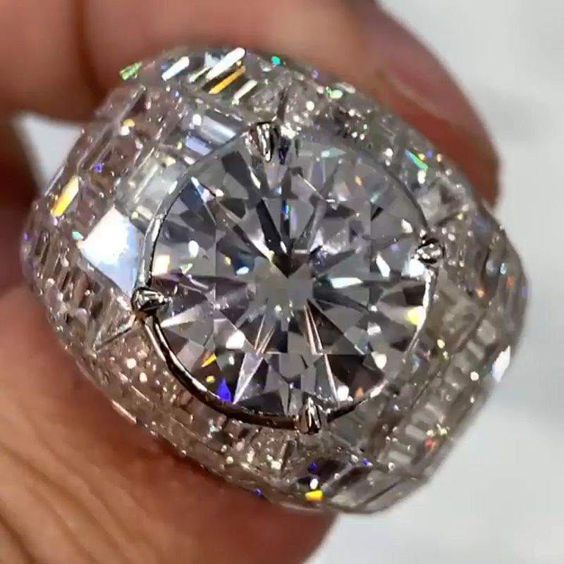 Anna-Lena – Ring med silverdiamant i rund slipning.