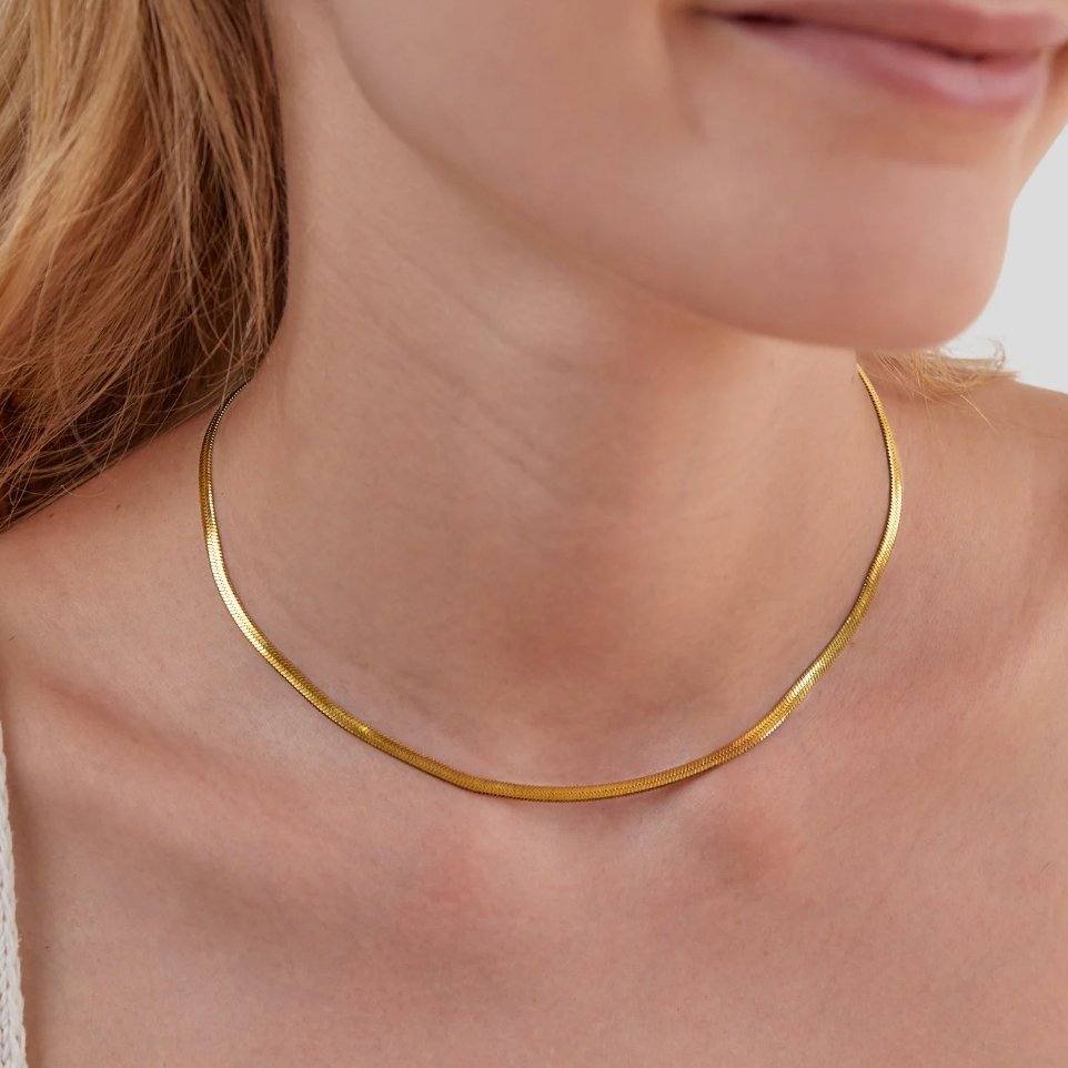 Elisa-Marie – Halsband i guld med mjuk kurva.