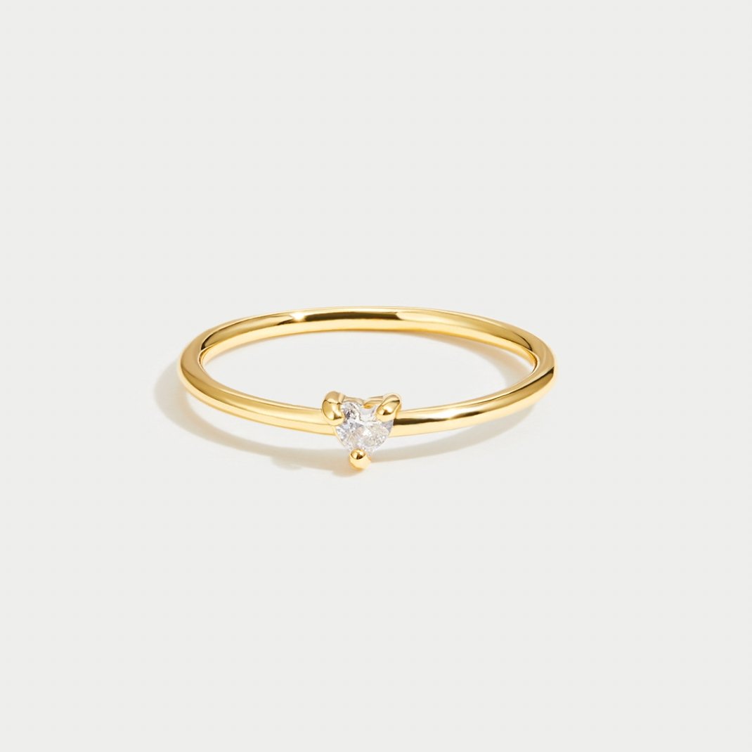 Leonie – Enkel guld ring med slät yta.