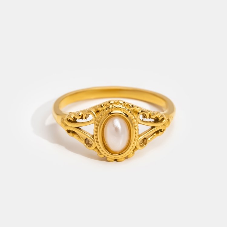 Nora – Guld ring med böljande linje.