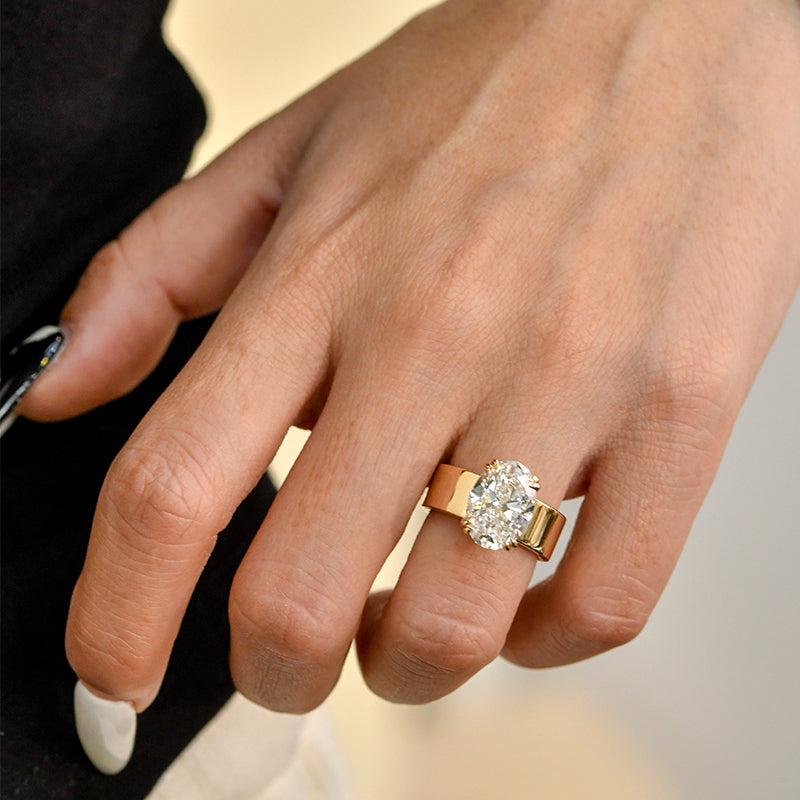 Lara – Enkla ring med rund sten i guldfinish.