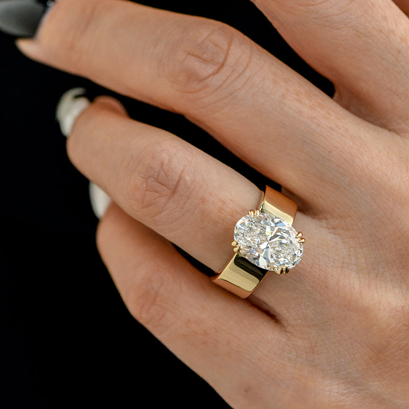 Lara – Enkla ring med rund sten i guldfinish.