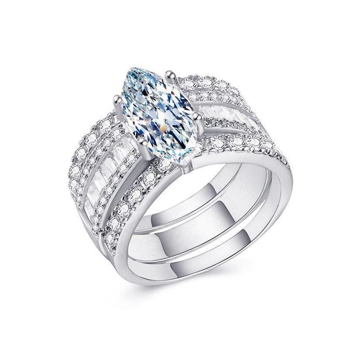 Verena – Ring set med kristall och gyllene detaljer.