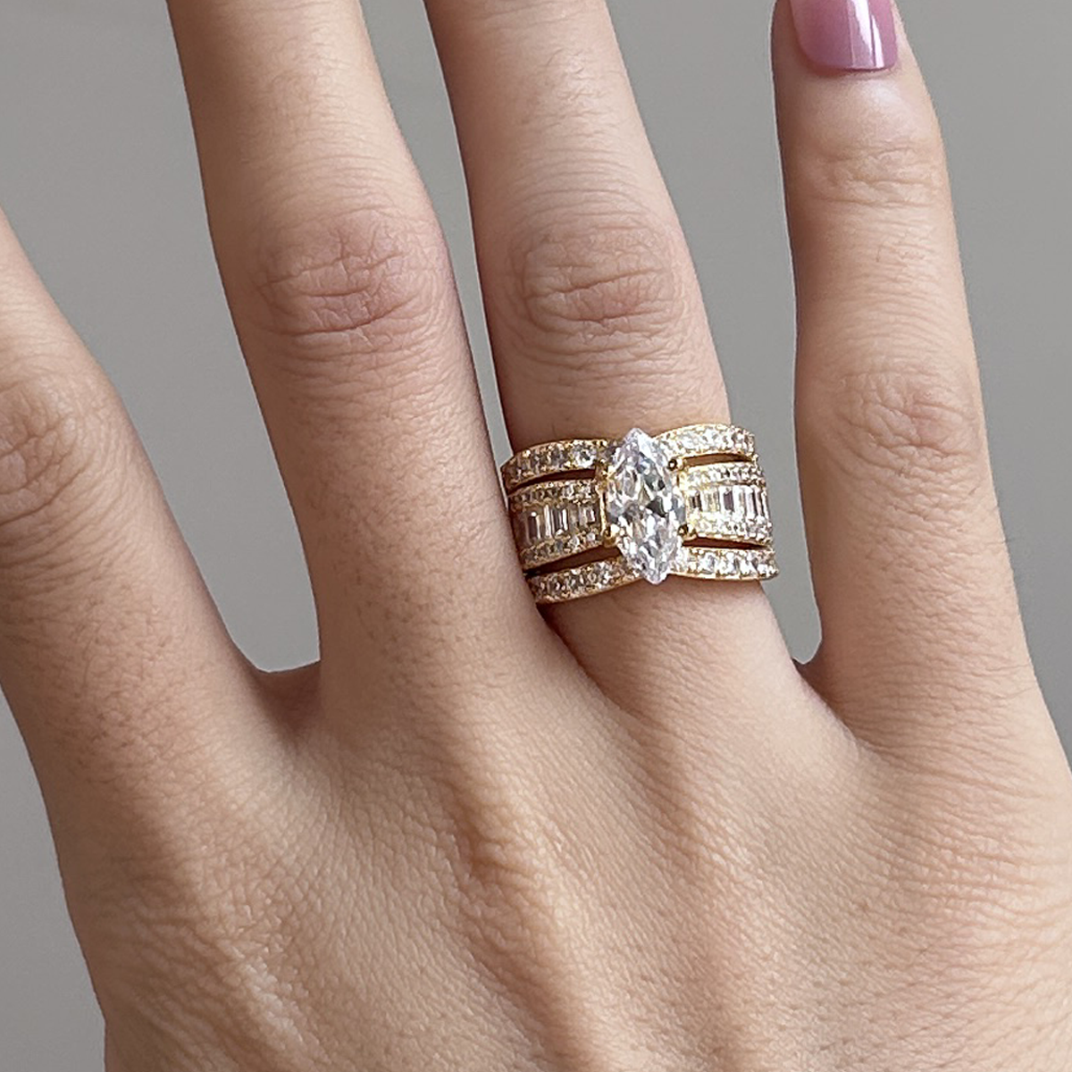 Verena – Ring set med kristall och gyllene detaljer.