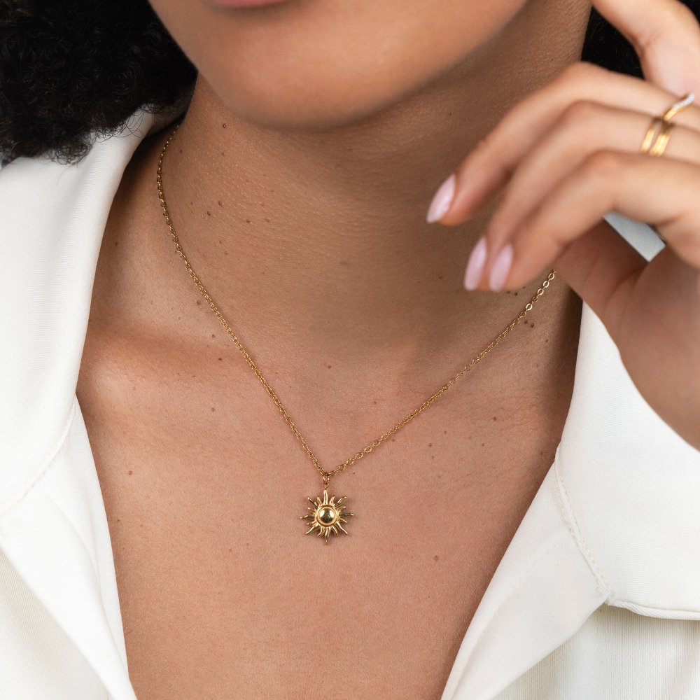 Ronja – Guldhalsband med blomma.