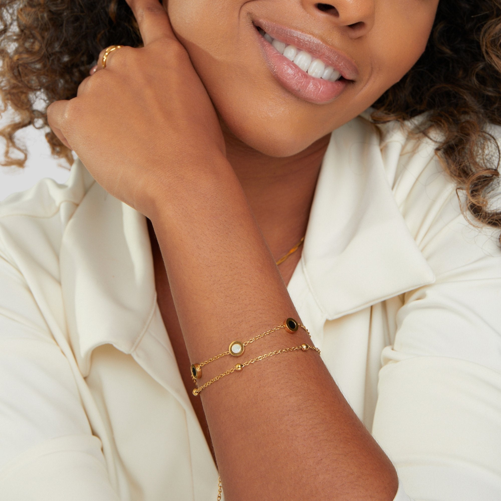 Armband av onyx och vit sten