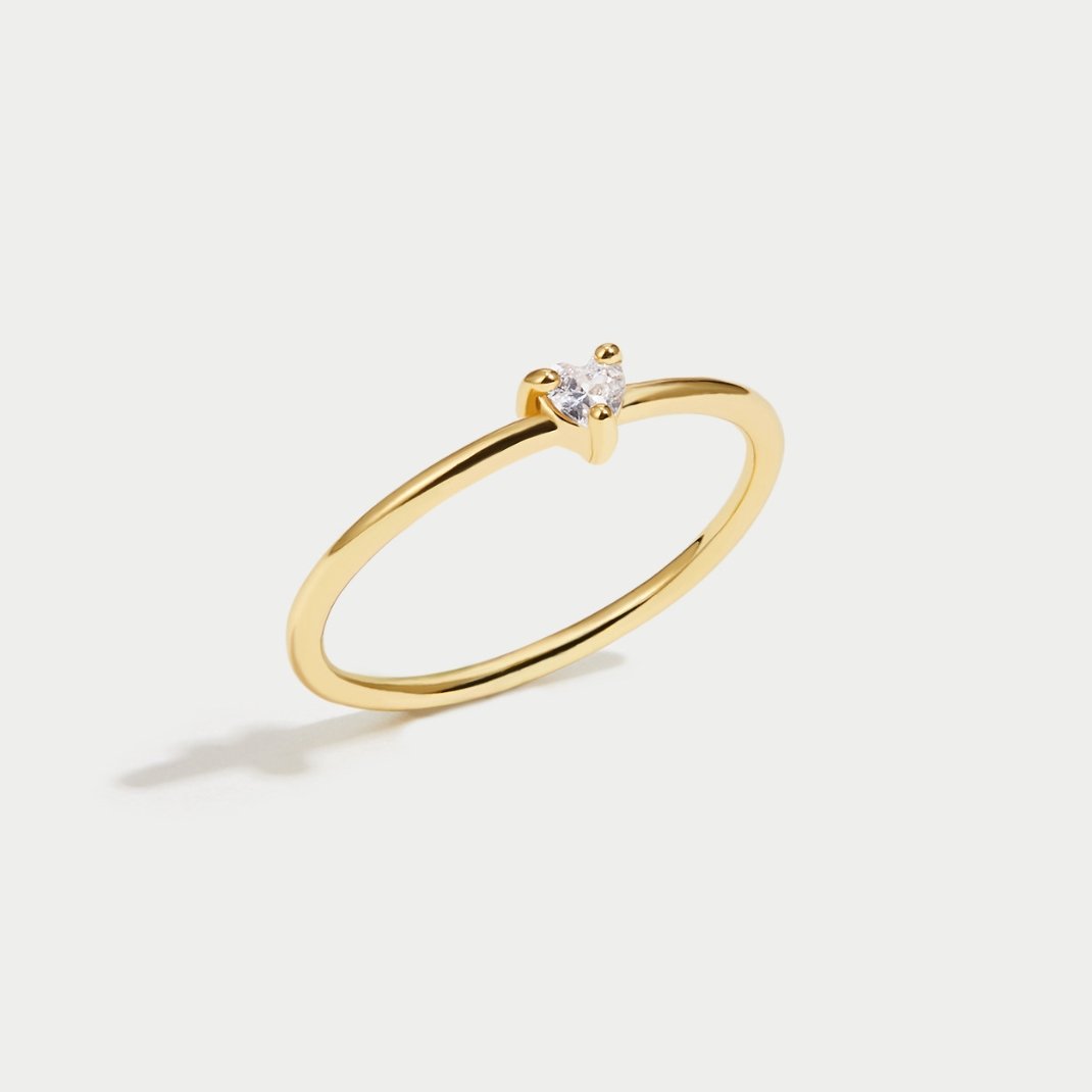 Leonie – Enkel guld ring med slät yta.