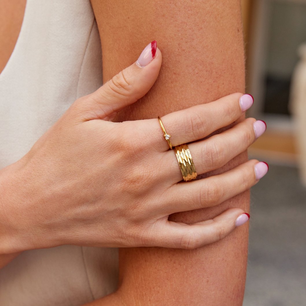 Leonie – Enkel guld ring med slät yta.